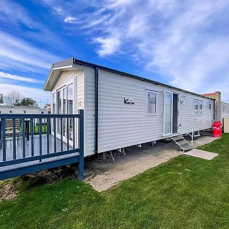 Beautiful 8 Berth Caravan With Decking At Naze Marine Park, Essex Ref 17184P Walton-on-the-Naze Exterior photo