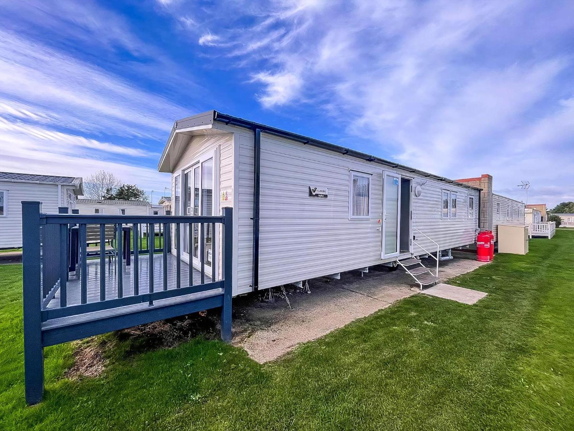 Beautiful 8 Berth Caravan With Decking At Naze Marine Park, Essex Ref 17184P Walton-on-the-Naze Exterior photo