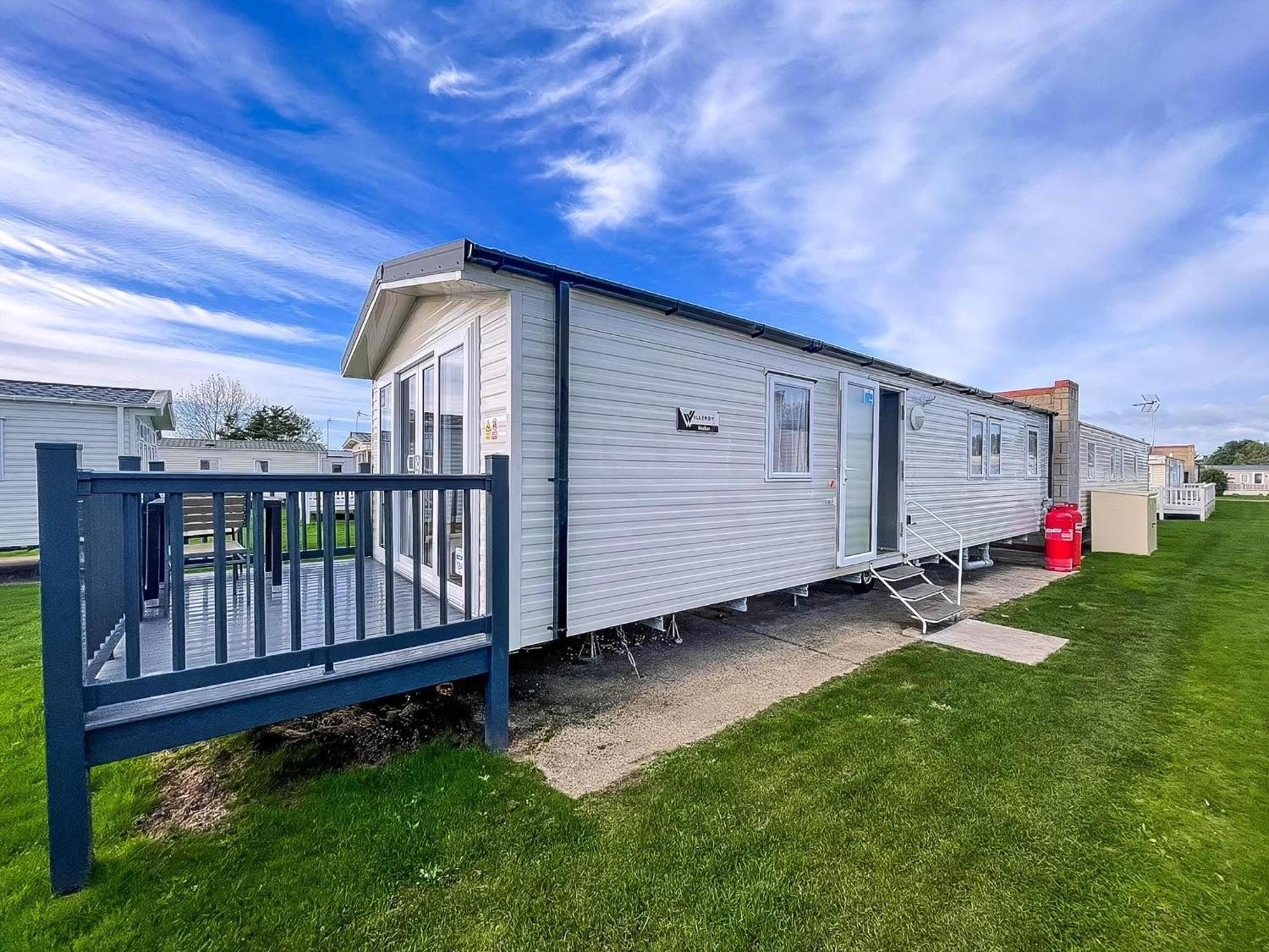 Beautiful 8 Berth Caravan With Decking At Naze Marine Park, Essex Ref 17184P Walton-on-the-Naze Exterior photo